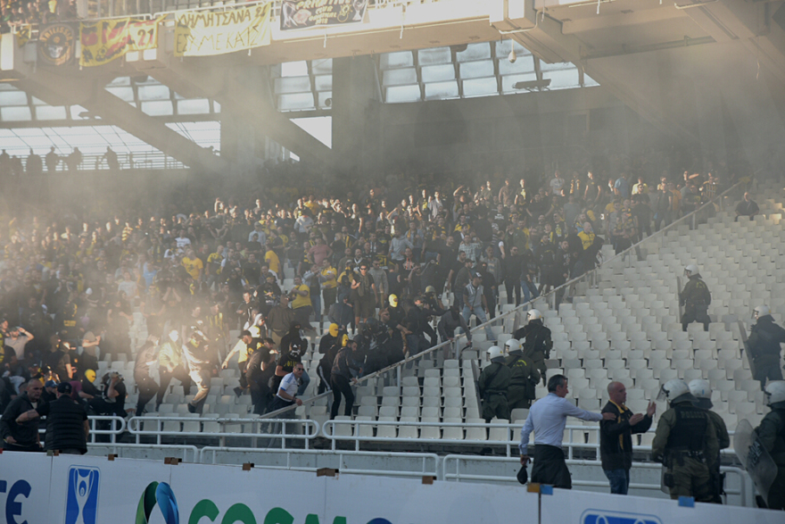 Πεδίο μάχης το ΟΑΚΑ πριν τον τελικό: Φωτοβολίδες, δακρυγόνα και συμπλοκές