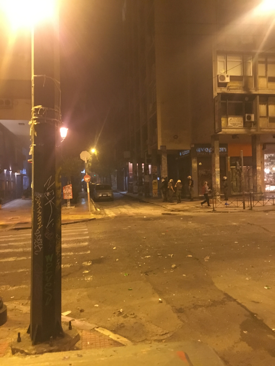 Συγκρούσεις οπαδών- ΜΑΤ σε Εξάρχεια και πλατεία Καραϊσκάκη