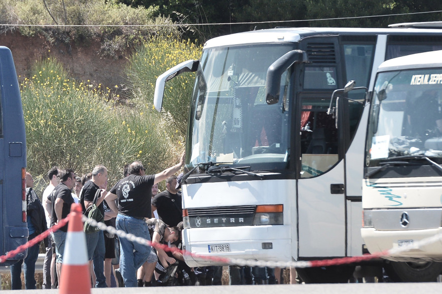 Πεδίο μάχης το ΟΑΚΑ πριν τον τελικό: Φωτοβολίδες, δακρυγόνα και συμπλοκές