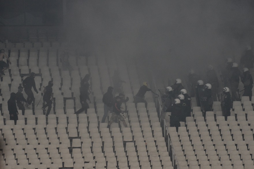 Χειροπέδες σε 14 άτομα για τα επεισόδια στον τελικό του κυπέλλου