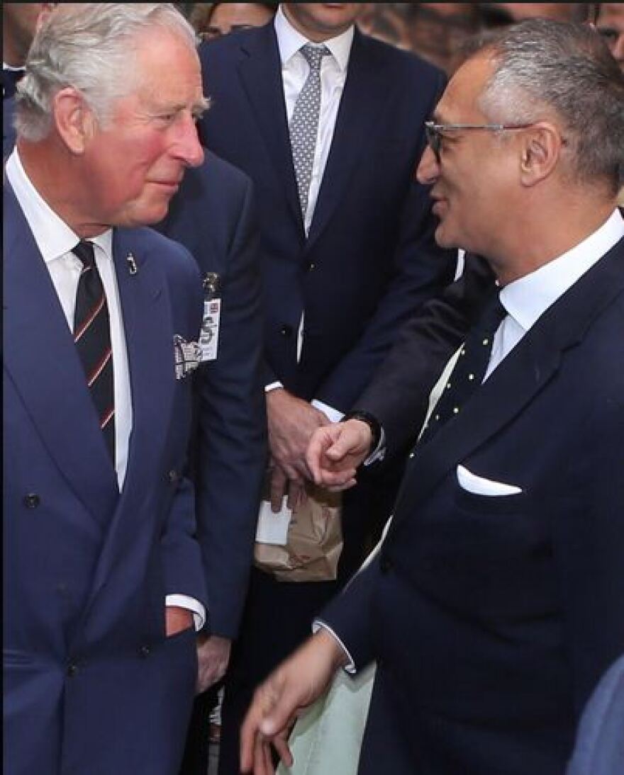 Ο Κάρολος και η Καμίλα στο κέντρο της Αθήνας: Ήπιαν... φρέντο χωρίς καλαμάκι κι έφαγαν κουλούρι