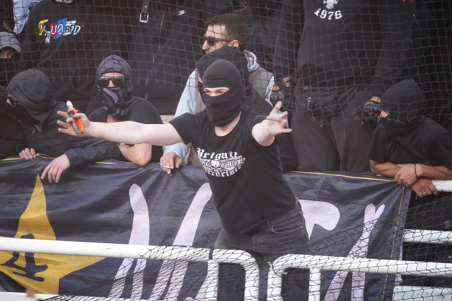 Πεδίο μάχης το ΟΑΚΑ πριν τον τελικό: Φωτοβολίδες, δακρυγόνα και συμπλοκές