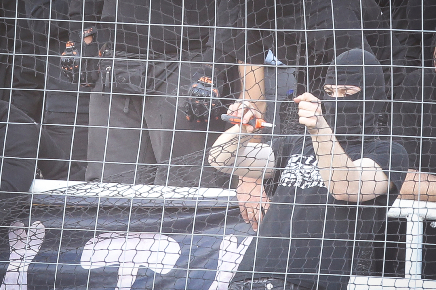 Πεδίο μάχης το ΟΑΚΑ πριν τον τελικό: Φωτοβολίδες, δακρυγόνα και συμπλοκές