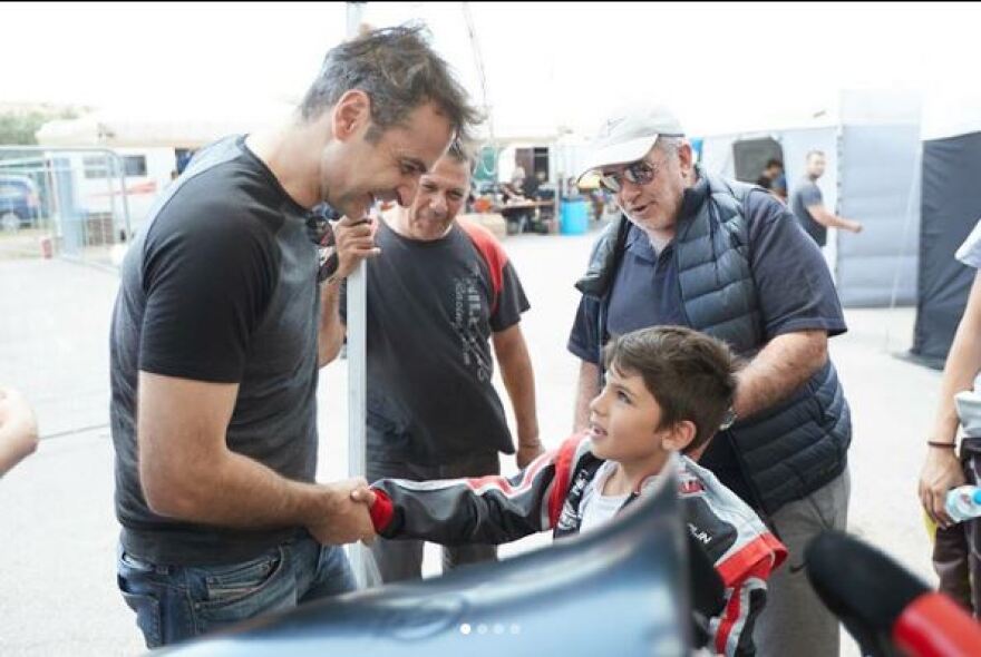 Με μικρούς οδηγούς καρτ στον αυτοκινητόδρομο των Μεγάρων ο Κυριάκος Μητσοτάκης