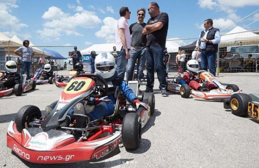 Με μικρούς οδηγούς καρτ στον αυτοκινητόδρομο των Μεγάρων ο Κυριάκος Μητσοτάκης