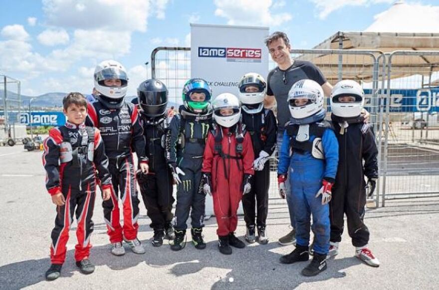 Με μικρούς οδηγούς καρτ στον αυτοκινητόδρομο των Μεγάρων ο Κυριάκος Μητσοτάκης