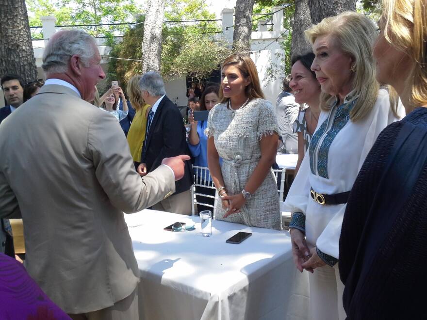 Ο Κάρολος «έφτιαξε» μινωικό γεύμα στην Κρήτη