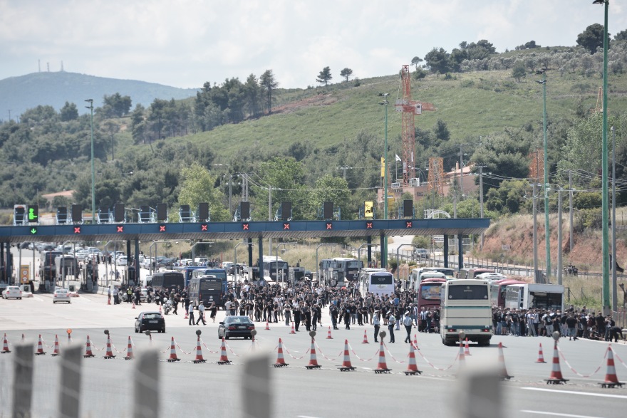 Πεδίο μάχης το ΟΑΚΑ πριν τον τελικό: Φωτοβολίδες, δακρυγόνα και συμπλοκές