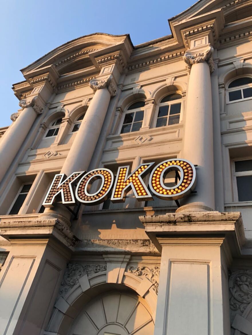 Βίντεο: Ο Αντώνης Ρέμος τραγουδάει σε ένα κατάμεστο από Έλληνες κλαμπ του Λονδίνου!