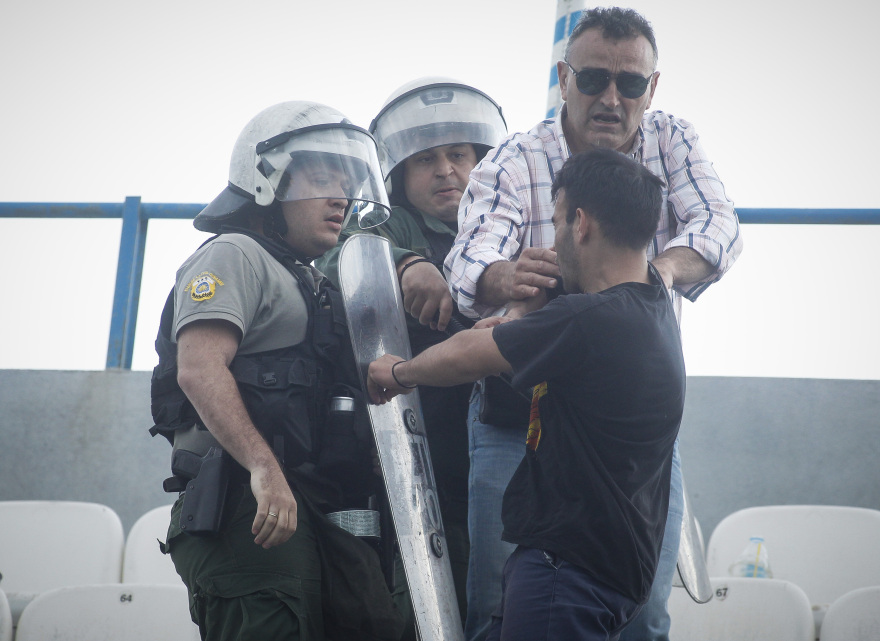 Φωτογραφίες: «Μάχες» οπαδών και ΜΑΤ στην αναμέτρηση Καλλιθέα-Αναγέννηση Καρδίτσας!