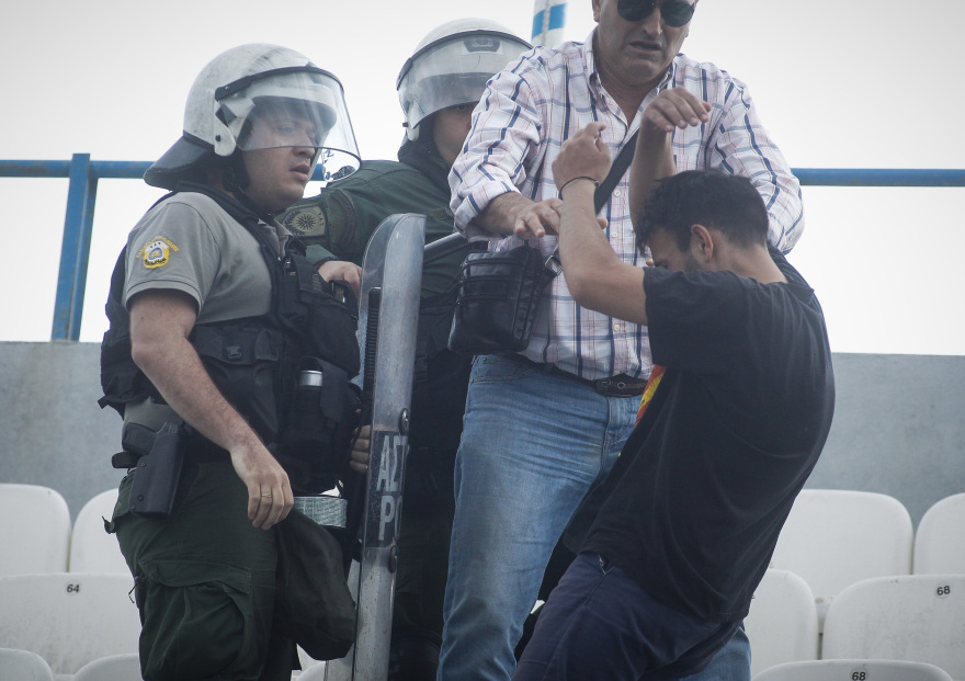 Φωτογραφίες: «Μάχες» οπαδών και ΜΑΤ στην αναμέτρηση Καλλιθέα-Αναγέννηση Καρδίτσας!