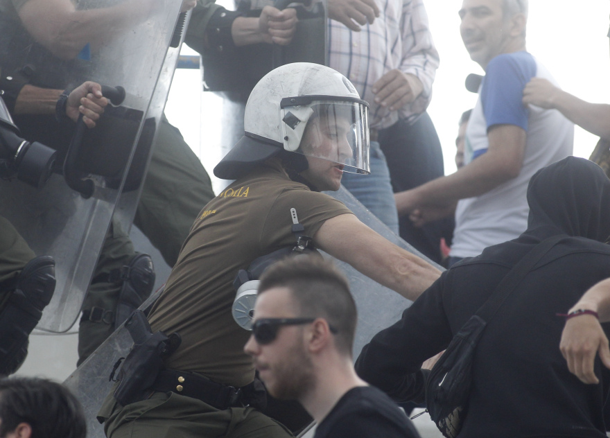 Φωτογραφίες: «Μάχες» οπαδών και ΜΑΤ στην αναμέτρηση Καλλιθέα-Αναγέννηση Καρδίτσας!