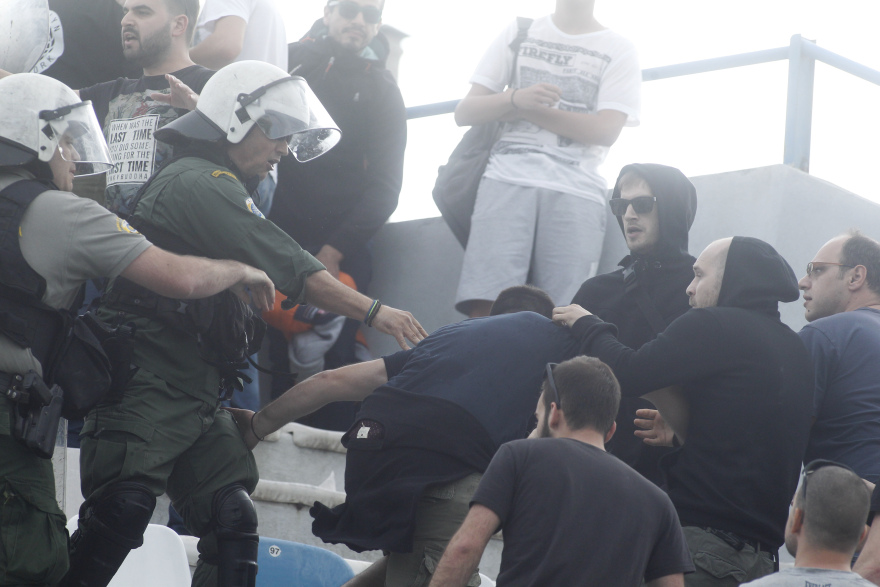 Φωτογραφίες: «Μάχες» οπαδών και ΜΑΤ στην αναμέτρηση Καλλιθέα-Αναγέννηση Καρδίτσας!