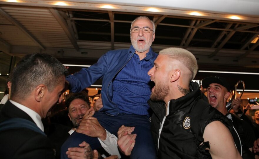 Φωτογραφίες: Αποθέωση για Σαββίδη - Τον σήκωσαν στα χέρια   