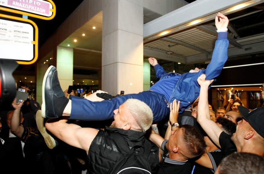 Φωτογραφίες: Αποθέωση για Σαββίδη - Τον σήκωσαν στα χέρια   
