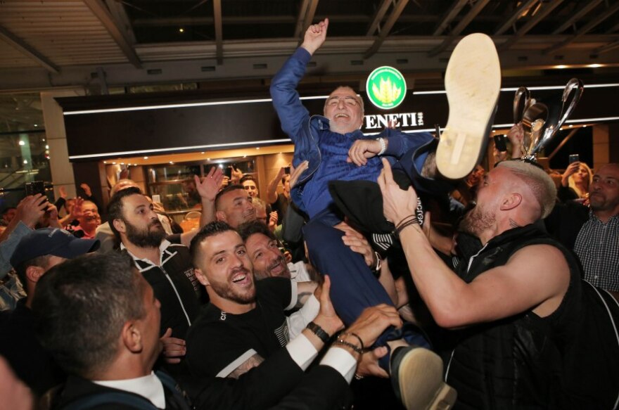 Φωτογραφίες: Αποθέωση για Σαββίδη - Τον σήκωσαν στα χέρια   