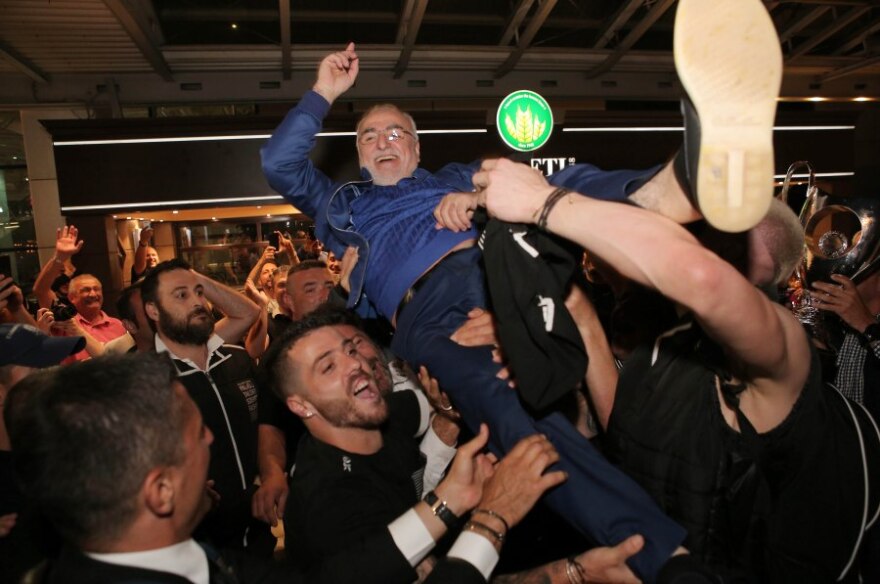 Φωτογραφίες: Αποθέωση για Σαββίδη - Τον σήκωσαν στα χέρια   