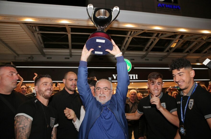 Φωτογραφίες: Αποθέωση για Σαββίδη - Τον σήκωσαν στα χέρια   