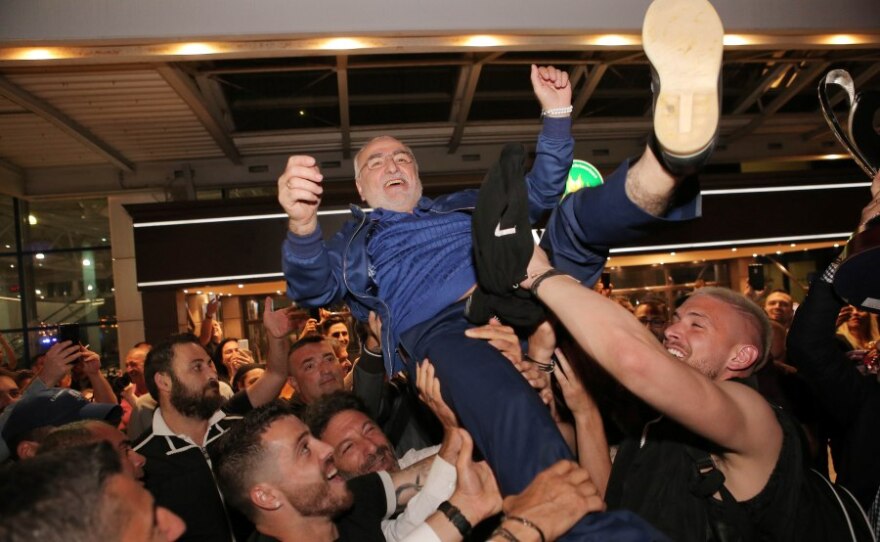 Φωτογραφίες: Αποθέωση για Σαββίδη - Τον σήκωσαν στα χέρια   