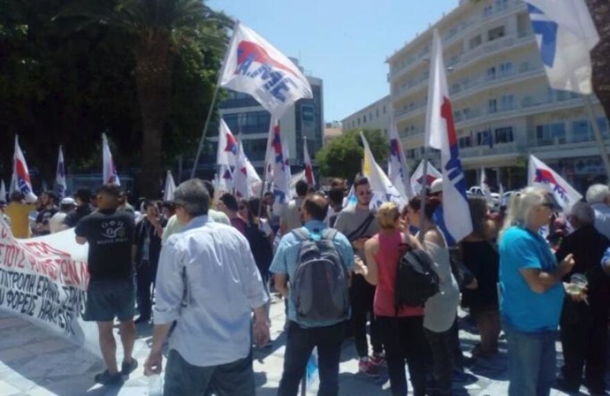 Βίντεο από Κρήτη: Διαδήλωση για να κλείσει η βάση της Σούδας