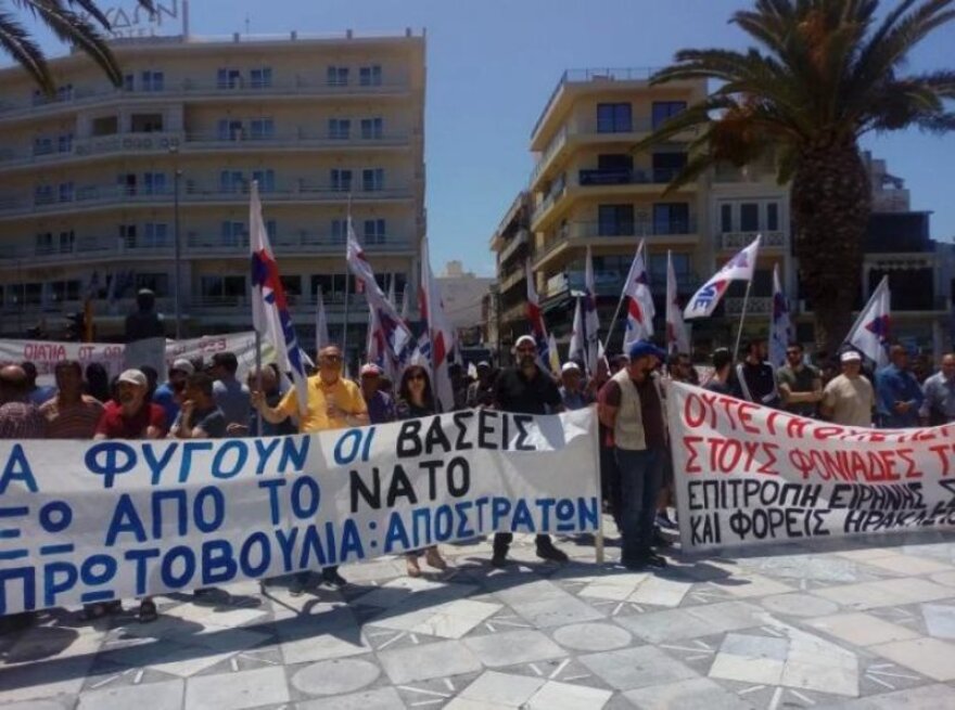 Βίντεο από Κρήτη: Διαδήλωση για να κλείσει η βάση της Σούδας