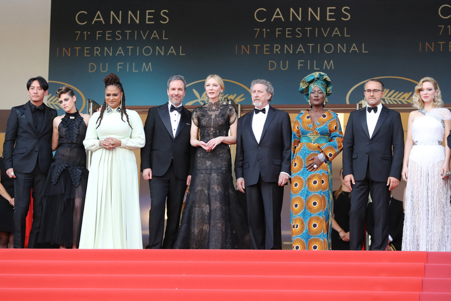 «Πορεία» γυναικών στο κόκκινο χαλί των Κανών για τη μισθολογική ισότητα