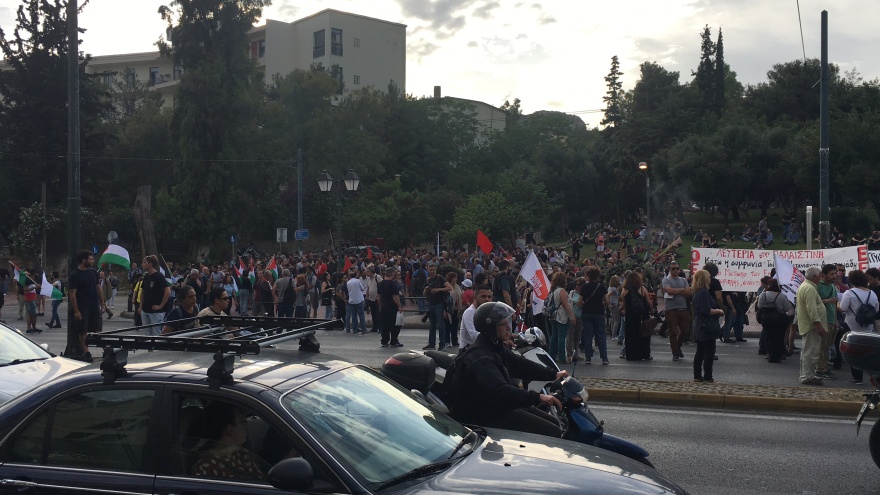 Πορεία για την Παλαιστίνη: Πετροπόλεμος και χημικά έξω από την πρεσβεία του Ισραήλ (βίντεο)