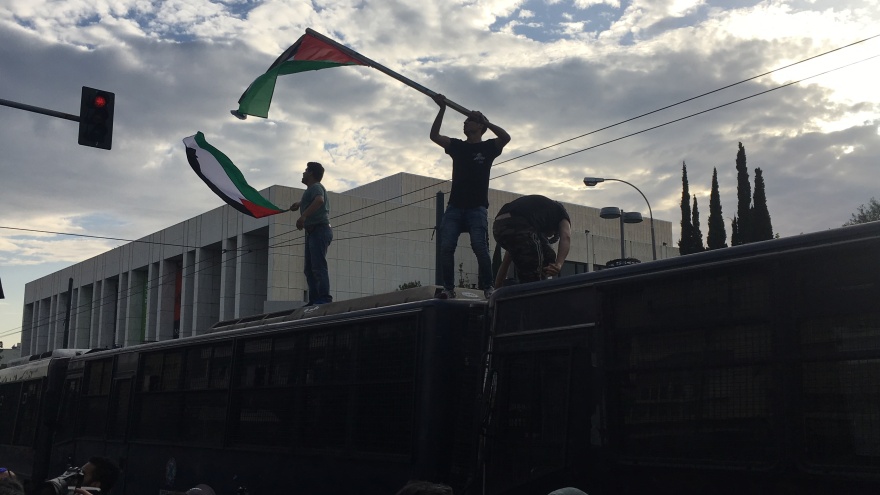 Πορεία για την Παλαιστίνη: Πετροπόλεμος και χημικά έξω από την πρεσβεία του Ισραήλ (βίντεο)