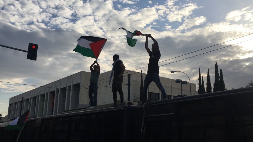 Πορεία για την Παλαιστίνη: Πετροπόλεμος και χημικά έξω από την πρεσβεία του Ισραήλ (βίντεο)