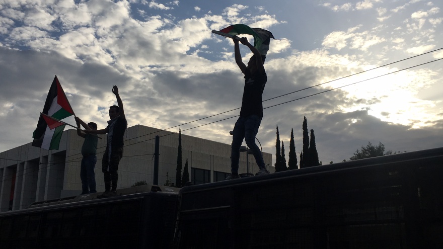 Πορεία για την Παλαιστίνη: Πετροπόλεμος και χημικά έξω από την πρεσβεία του Ισραήλ (βίντεο)