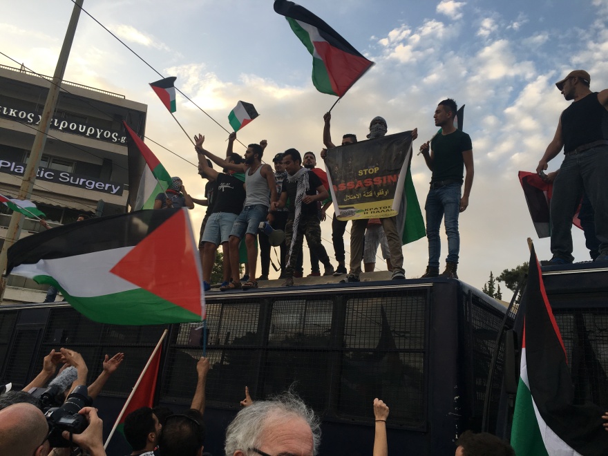 Πορεία για την Παλαιστίνη: Πετροπόλεμος και χημικά έξω από την πρεσβεία του Ισραήλ (βίντεο)