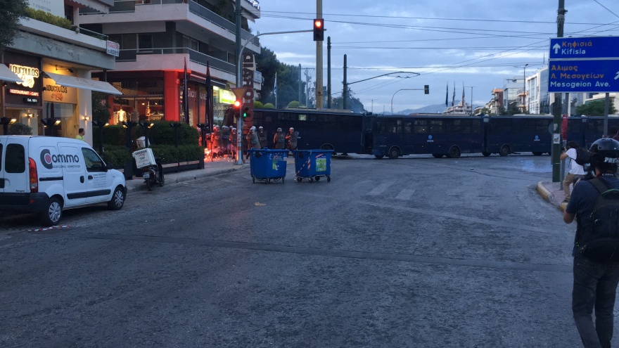 Πορεία για την Παλαιστίνη: Πετροπόλεμος και χημικά έξω από την πρεσβεία του Ισραήλ (βίντεο)