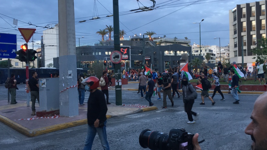 Πορεία για την Παλαιστίνη: Πετροπόλεμος και χημικά έξω από την πρεσβεία του Ισραήλ (βίντεο)