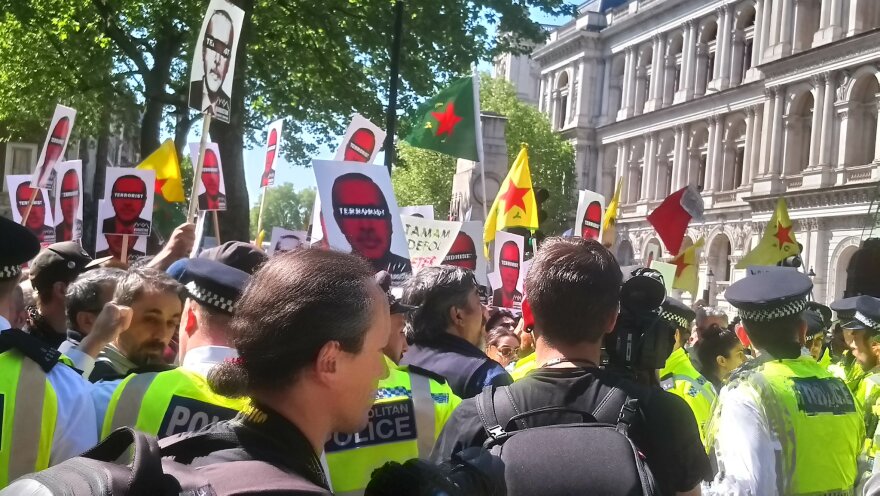 Ο Ερντογάν στο Λονδίνο: Τούρκοι επιτέθηκαν σε Κούρδους διαδηλωτές στη Ντάουνινγκ Στριτ