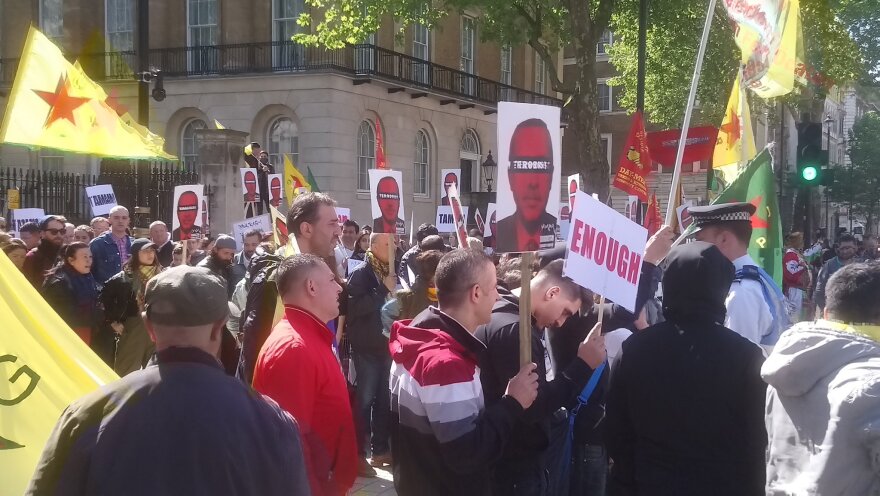 Ο Ερντογάν στο Λονδίνο: Τούρκοι επιτέθηκαν σε Κούρδους διαδηλωτές στη Ντάουνινγκ Στριτ