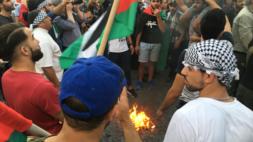 Πορεία για την Παλαιστίνη: Πετροπόλεμος και χημικά έξω από την πρεσβεία του Ισραήλ (βίντεο)