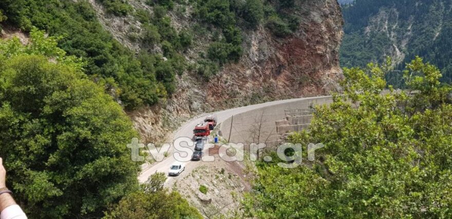 Είχε... άγιο: Έπεσε σε γκρεμό και κόρναρε για να τη βοηθήσουν