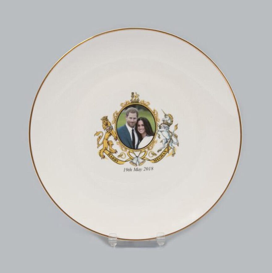 Μανία με σουβενίρ για τον πριγκιπικό γάμο: Από μπύρες, μαγιό και σερβίτσια μέχρι προφυλακτικά!