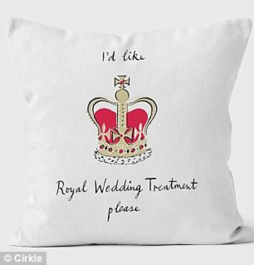 Μανία με σουβενίρ για τον πριγκιπικό γάμο: Από μπύρες, μαγιό και σερβίτσια μέχρι προφυλακτικά!