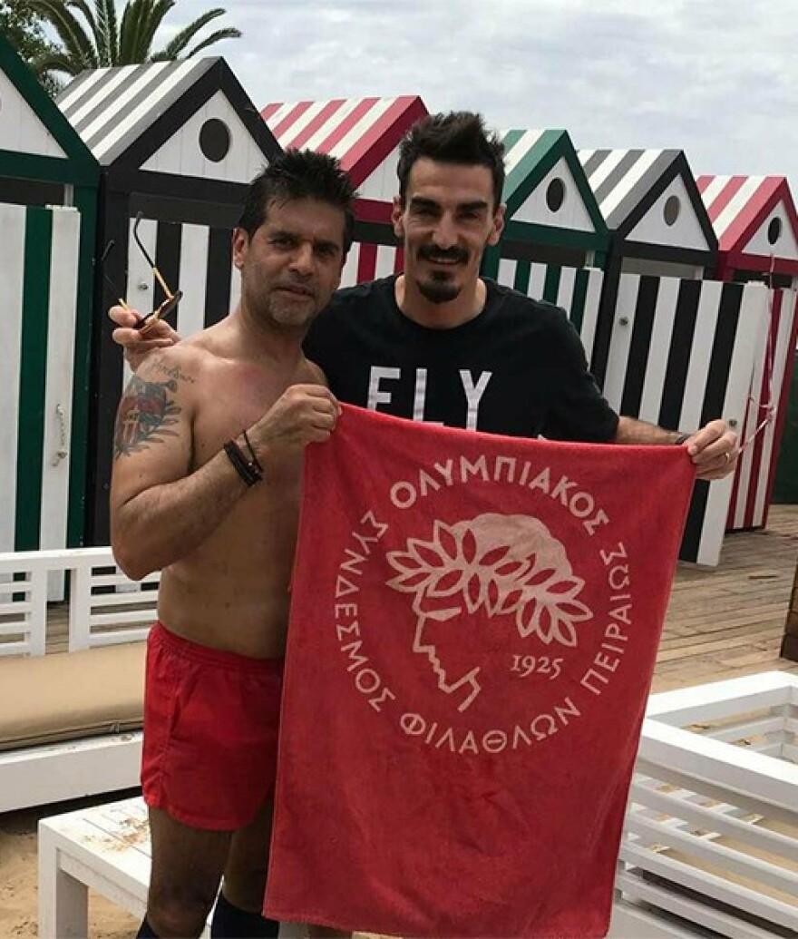 Ο Λάζαρος με πετσέτα του Ολυμπιακού! (φωτογραφία)