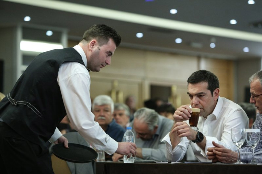 Φωτογραφίες: Μετά τον Κάρολο και ο Τσίπρας πίνει φρέντο χωρίς καλαμάκι