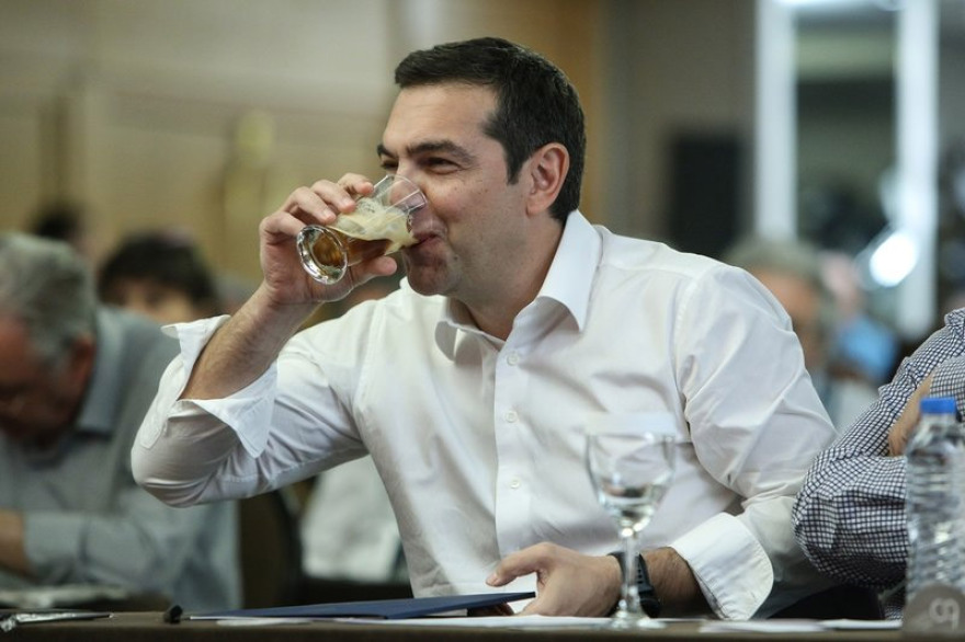 Φωτογραφίες: Μετά τον Κάρολο και ο Τσίπρας πίνει φρέντο χωρίς καλαμάκι