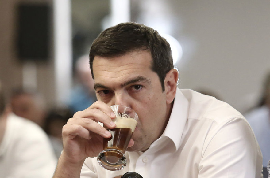 Φωτογραφίες: Μετά τον Κάρολο και ο Τσίπρας πίνει φρέντο χωρίς καλαμάκι