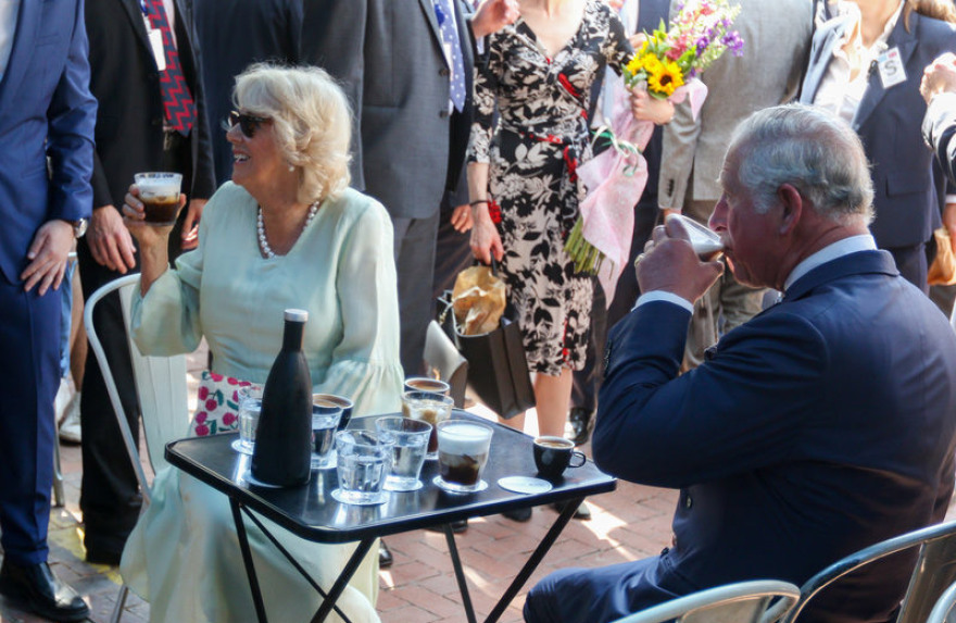 Φωτογραφίες: Μετά τον Κάρολο και ο Τσίπρας πίνει φρέντο χωρίς καλαμάκι