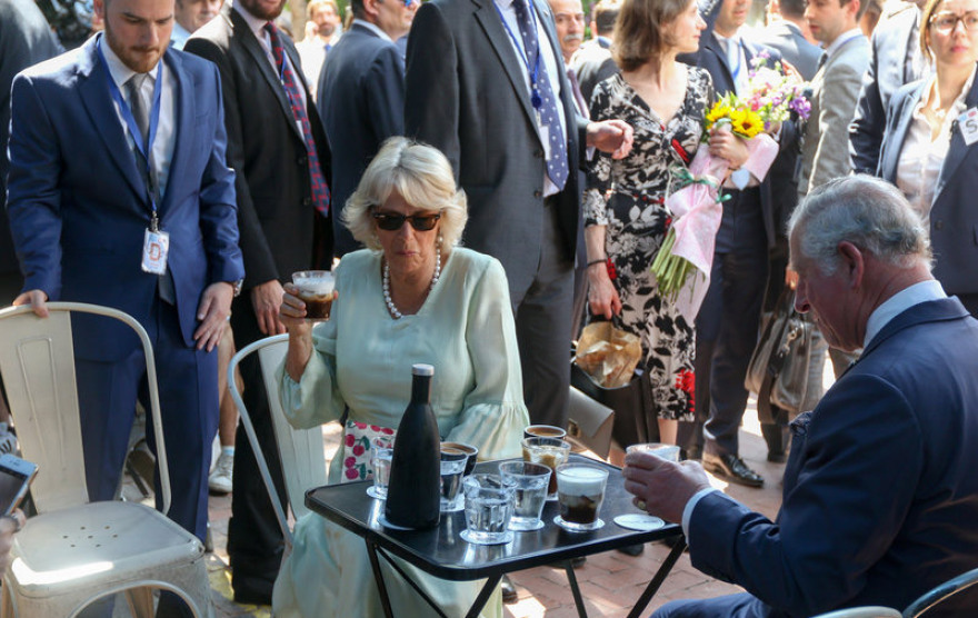 Φωτογραφίες: Μετά τον Κάρολο και ο Τσίπρας πίνει φρέντο χωρίς καλαμάκι