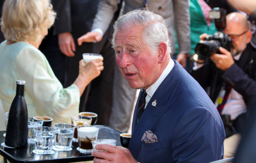 Φωτογραφίες: Μετά τον Κάρολο και ο Τσίπρας πίνει φρέντο χωρίς καλαμάκι