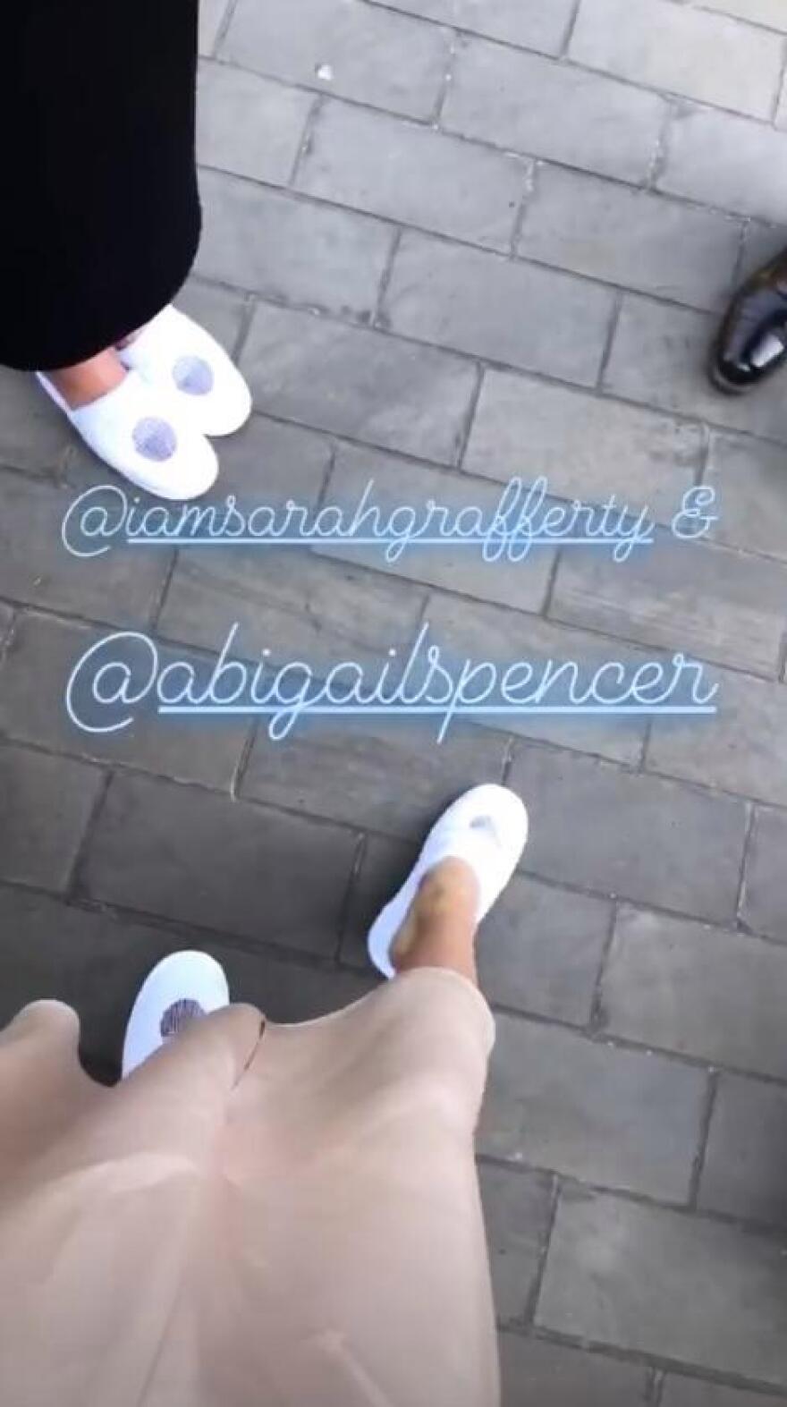 Χάρι - Μέγκαν: Το ξέφρενο γαμήλιο πάρτι με πίτσες, μπέργκερ, πειράγματα και... παντόφλες!