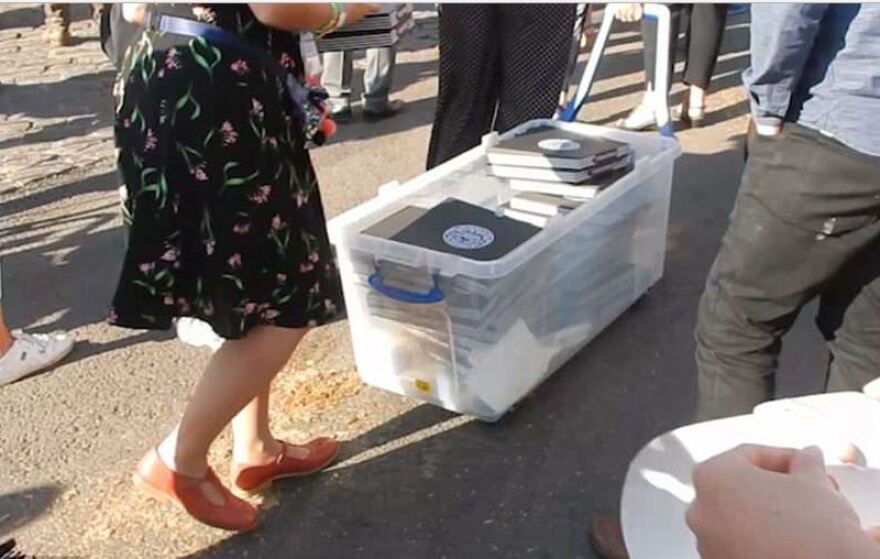 Χάρι - Μέγκαν: Το ξέφρενο γαμήλιο πάρτι με πίτσες, μπέργκερ, πειράγματα και... παντόφλες!