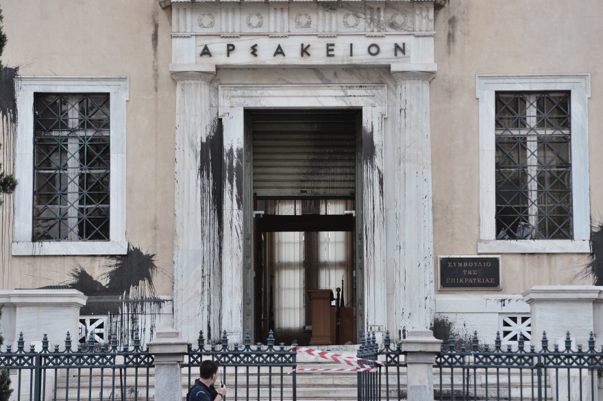 Ανενόχλητος ο Ρουβίκωνας εισέβαλε στο ΣτΕ, ενώ συζητείτο ο «νόμος Κατρούγκαλου»