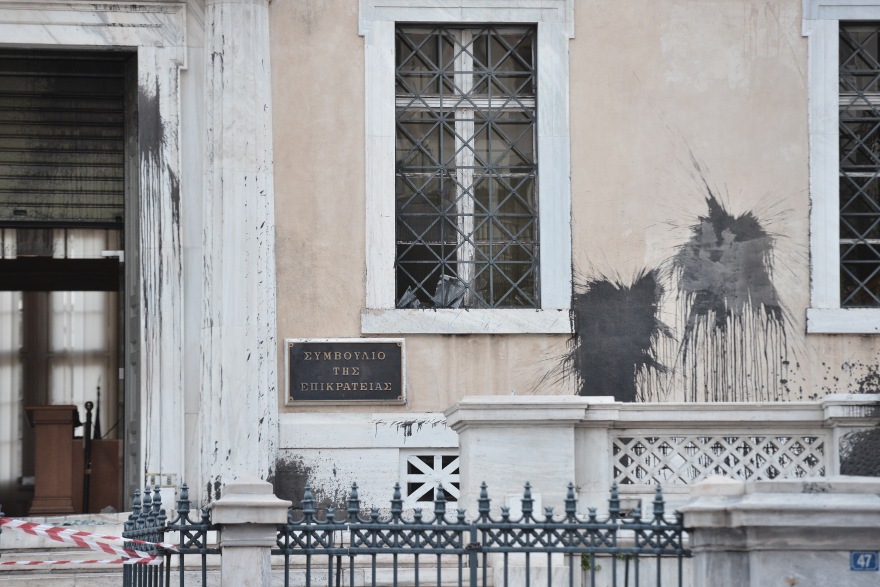 Ανενόχλητος ο Ρουβίκωνας εισέβαλε στο ΣτΕ, ενώ συζητείτο ο «νόμος Κατρούγκαλου»